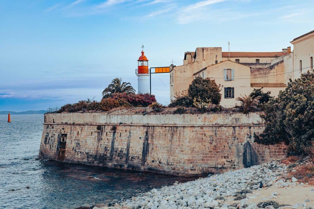 Acheter un mobil-home en Corse : règles, terrains et démarches