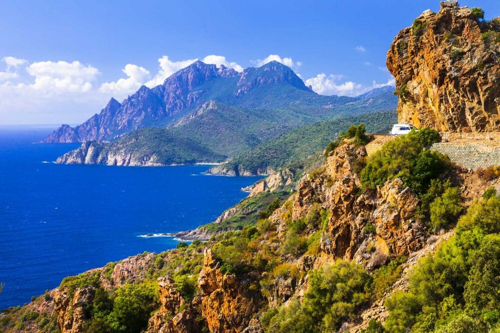 Où installer un mobil-home en Corse ? Ce que disent réellement les communes