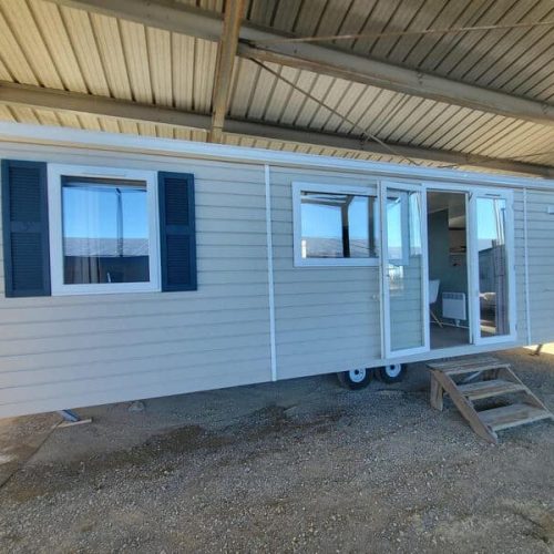 Vue extérieure du mobil-home Trigano Savina 2020 montrant sa façade moderne et son design élégant, idéal pour les familles cherchant confort et style dans un espace de vie mobile.